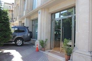Property entrance - Apartment on Zivarbay Ahmadbayov 10 (Baku)
