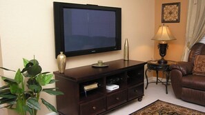 Télévision à écran plat, console de jeux vidéo, lecteur de DVD