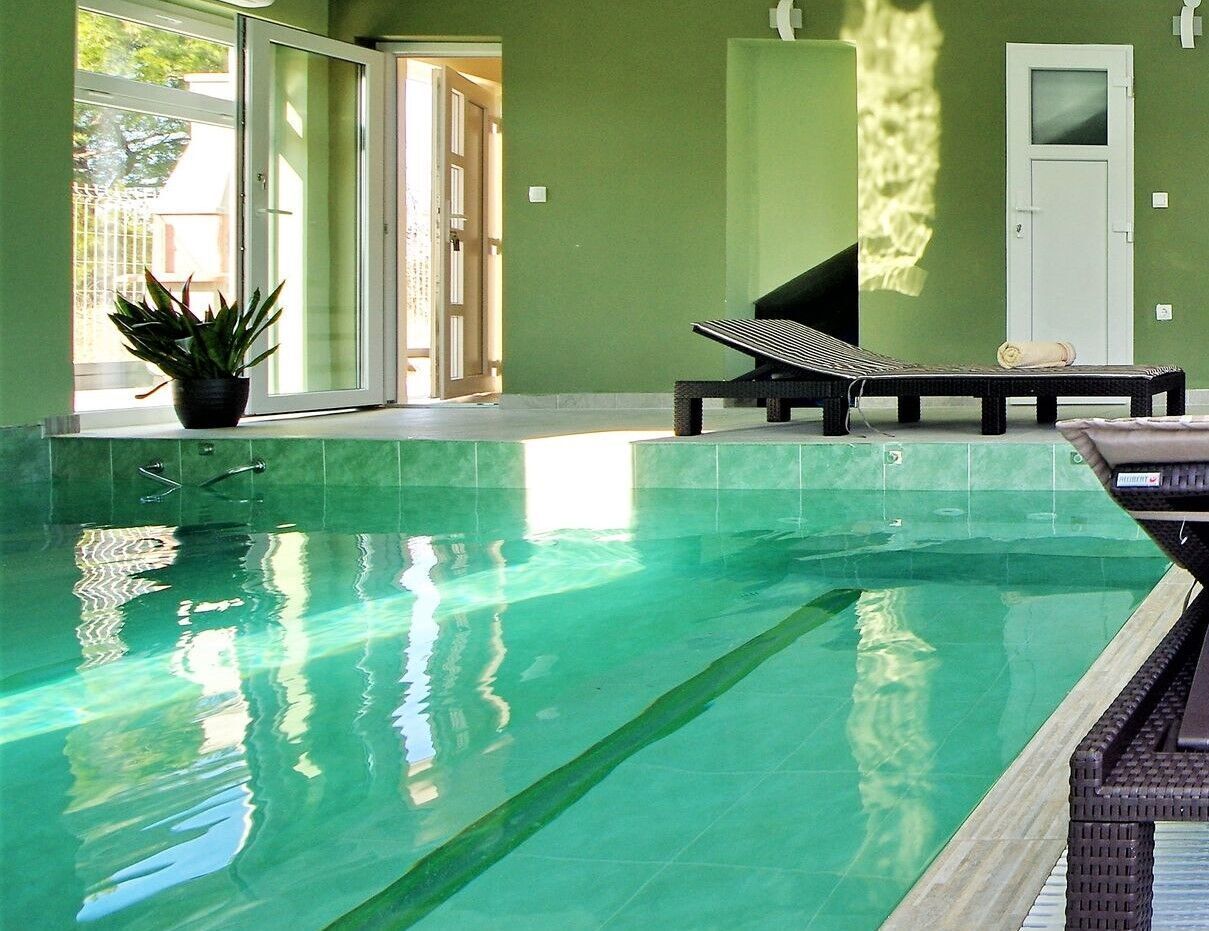 Indoor pool, seasonal outdoor pool, pool loungers