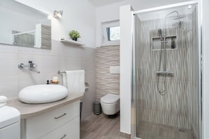 Villa | Bathroom | Shower, towels, shampoo, toilet paper - Villa Roko (Vir)
