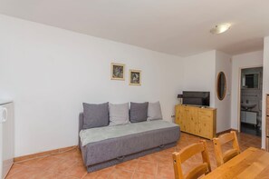 Apartment (A2) | Living room | TV - Apartments Holiday Near Beach (Vodice)
