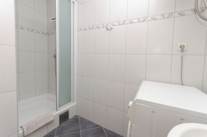 Apartamento (A2) | Baño | Ducha y secador de pelo