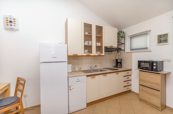 Apartament (A3) | Cuina privada | Frigorífic, microones, placa de cuina i cafetera exprés 