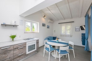 Private kitchen | Fridge, oven, stovetop, espresso maker