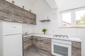 Private kitchen | Fridge, oven, stovetop, espresso maker