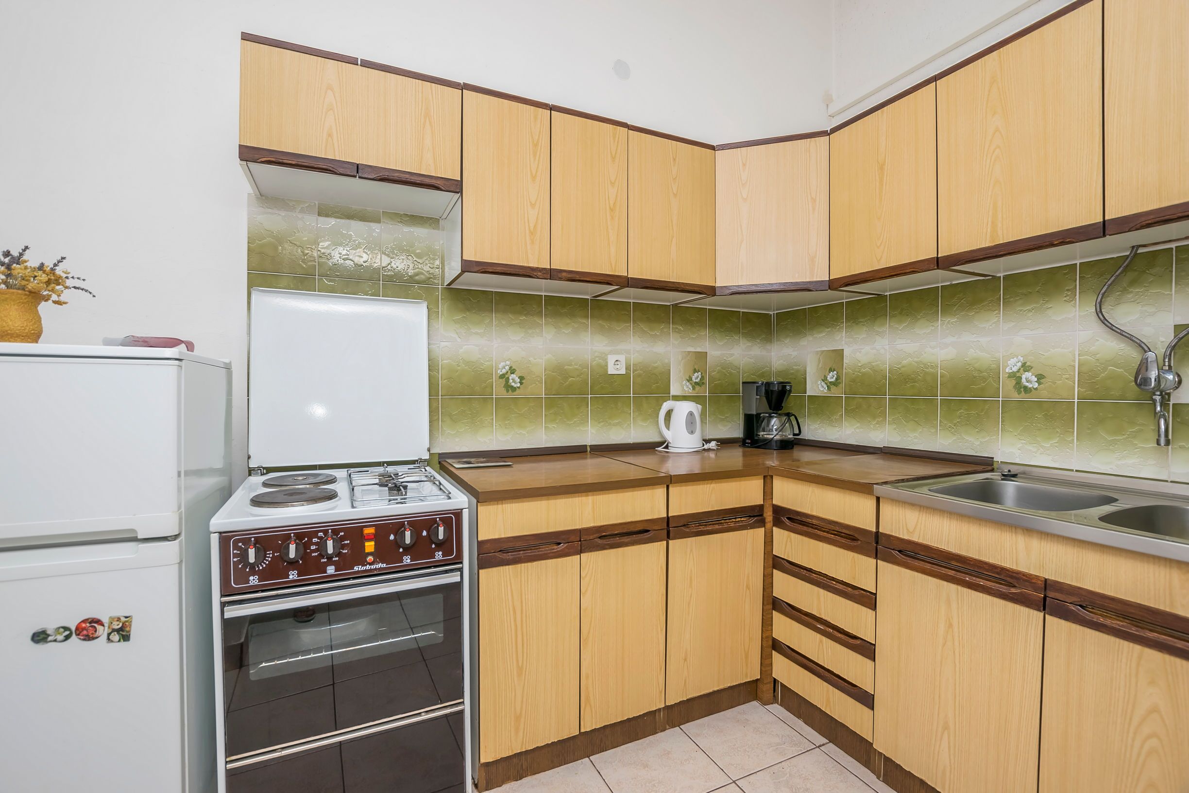 Cocina privada | Refrigerador, horno, parrilla de estufa y cafetera de espresso 