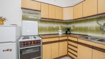 Cocina privada | Refrigerador, horno, parrilla de estufa y cafetera de espresso