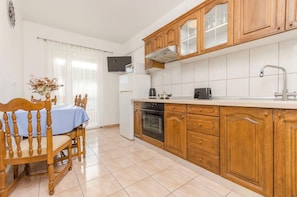 Apartment (A1) | Private kitchen | Fridge, stovetop, electric kettle, cookware/dishes/utensils