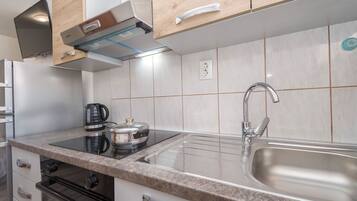 Apartment (A2) | Private kitchen | Fridge, stovetop, electric kettle, cookware/dishes/utensils