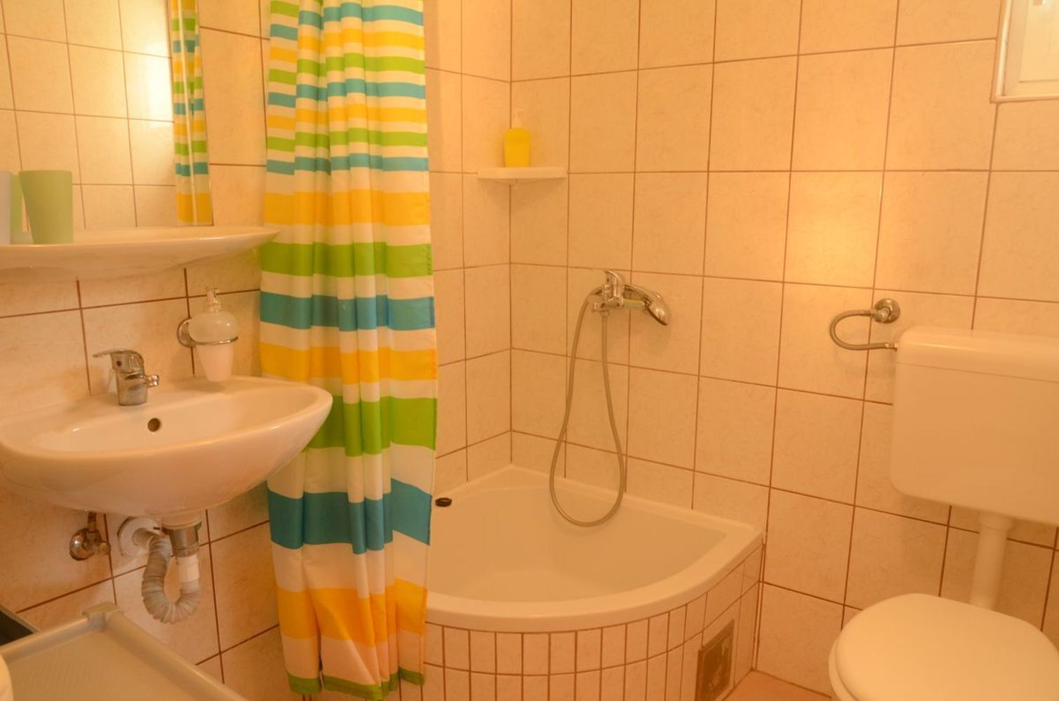 Studio (A4) | Bad | Hårføner og håndklær