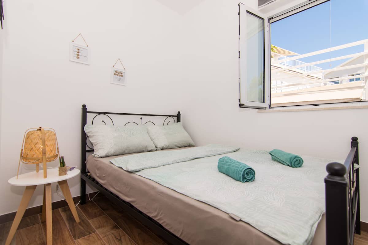 WiFi (free), bed sheets