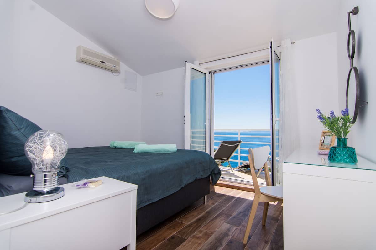 WiFi (free), bed sheets