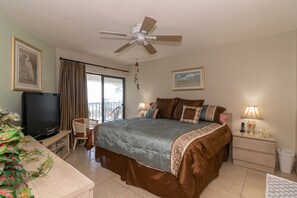2 bedrooms, iron/ironing board, WiFi, bed sheets - Bridgeport Condo 211 With Pool And Elevator (Bradenton Beach)