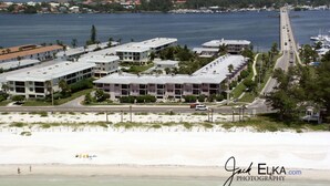 Ein Hotel an der Küste mit mehreren Gebäuden, einem Strand und einer Marina.