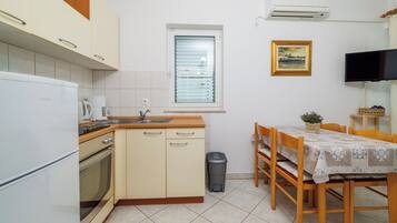 Apartment (A1) | Private kitchen | Fridge, oven, stovetop, espresso maker