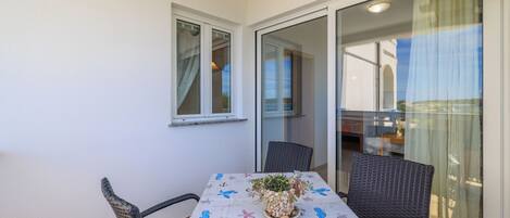 Căn hộ (A1) | Ban công