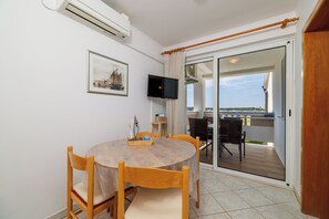 Apartment (A2) | Dining