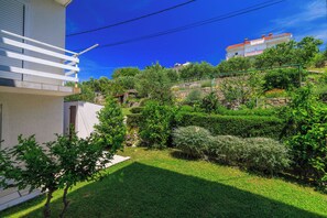 Courtyard - Apartments Marijana (Rab)