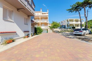 Free self parking - Apartments Ruza-rajska Beach (Lopar)