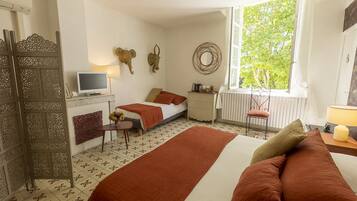 1 habitación, caja de seguridad en la habitación y cuna de viaje