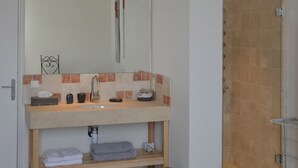 A bathroom with a sink, mirror, and shower. - Chambre Béguin ou Mantille (30M2) - 3 people (Avignon)