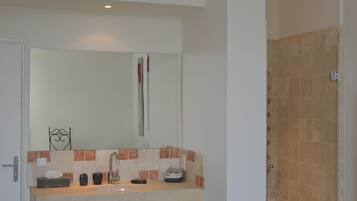 Douche, sĂšche-cheveux, serviettes fournies, savon