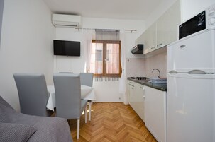 Cafetera expreso, refrigerador, microondas, placa de cocina