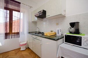 Private kitchen | Fridge, microwave, stovetop, dishwasher