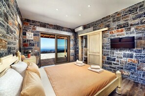 4 bedrooms, in-room safe, iron/ironing board, free WiFi