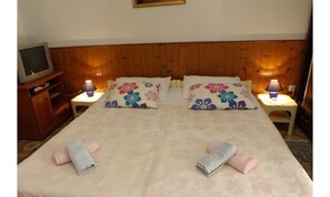 2 bedrooms, iron/ironing board, free WiFi