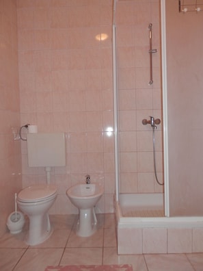 Bathroom | Shower, hair dryer, toilet paper - Apartment Benjamin (Rogoznica)