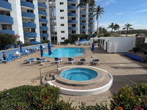 Een buitenzwembad, een verwarmd zwembad