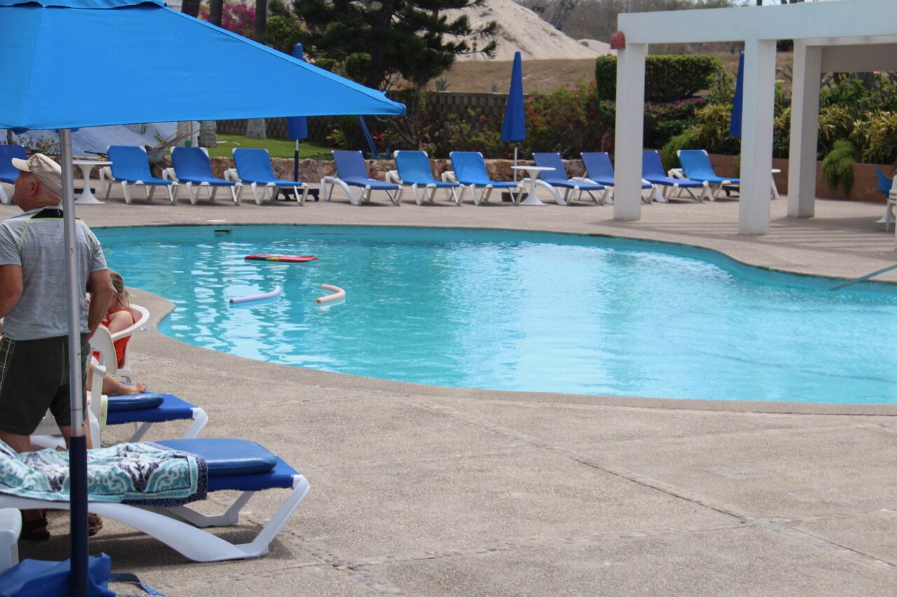 Een buitenzwembad en een verwarmd zwembad