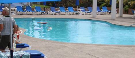 Een buitenzwembad en een verwarmd zwembad