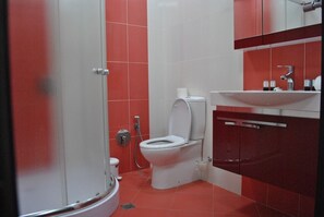 Apartment | Bathroom | Shower, free toiletries, hair dryer, slippers - Apartment on Murtuza Mukhtarov 185-113 (Baku)