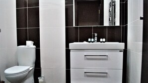 อพาร์ทเมนท์ | ห้องน้ำ | ฝักบัว, ของใช้ในห้องน้ำฟรี, ไดร์เป่าผม, รองเท้าสวมภายในห้อง