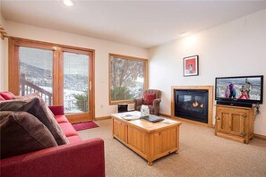 콘도, 킹사이즈침대 1개 (Storm Watch Condominiums - SW205 (Con) | 거실 | 평면 TV, 벽난로