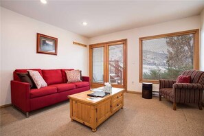 콘도, 킹사이즈침대 1개 (Storm Watch Condominiums - SW205 (Con) | 거실 | 평면 TV, 벽난로