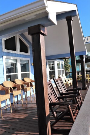 Terrace/patio - BEAUTIFULLY DECORATED - Amazing view from decks. Just one block from the beach! (Galveston)