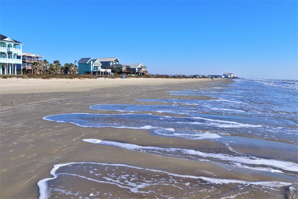 Beach nearby, sun loungers - BEAUTIFULLY DECORATED - Amazing view from decks. Just one block from the beach! (Galveston)