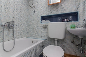 Bathroom | Bathtub