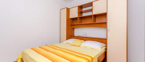 Free WiFi, bed sheets