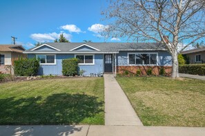 Exterior - ⭐️offering the Lowest Rate (2000 sqf)-KingBed, Pool Table, 55” Smart TV (Ontario)