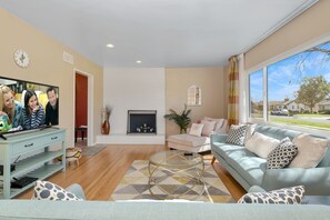 Smart TV - ⭐️offering the Lowest Rate (2000 sqf)-KingBed, Pool Table, 55” Smart TV (Ontario)