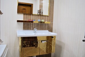公寓 | 浴室 | 浴缸、免费洗浴用品、吹风机、拖鞋