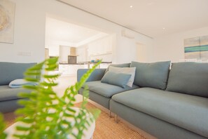 TV - Menorca 16 modern holiday home near the beach in Cala D'Or for 8 people (Cala Dor)