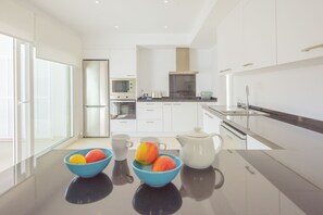 Fridge, microwave, oven, stovetop - Menorca 16 modern holiday home near the beach in Cala D'Or for 8 people (Cala Dor)