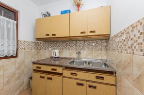 Private kitchen | Fridge, oven, stovetop, electric kettle