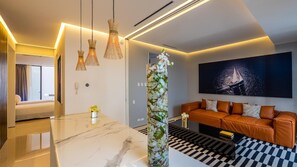 Ein modernes Wohnzimmer mit einer Couch, einem Couchtisch und einem großen Gemälde.