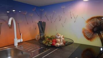 Apartemen (A2) | Dapur pribadi | Lemari es, microwave, kompor, dan mesin espresso